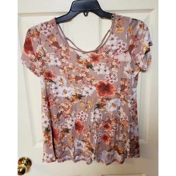 Forever 21 Tops - 1X Forever 21 Floral Top w/criss cross back